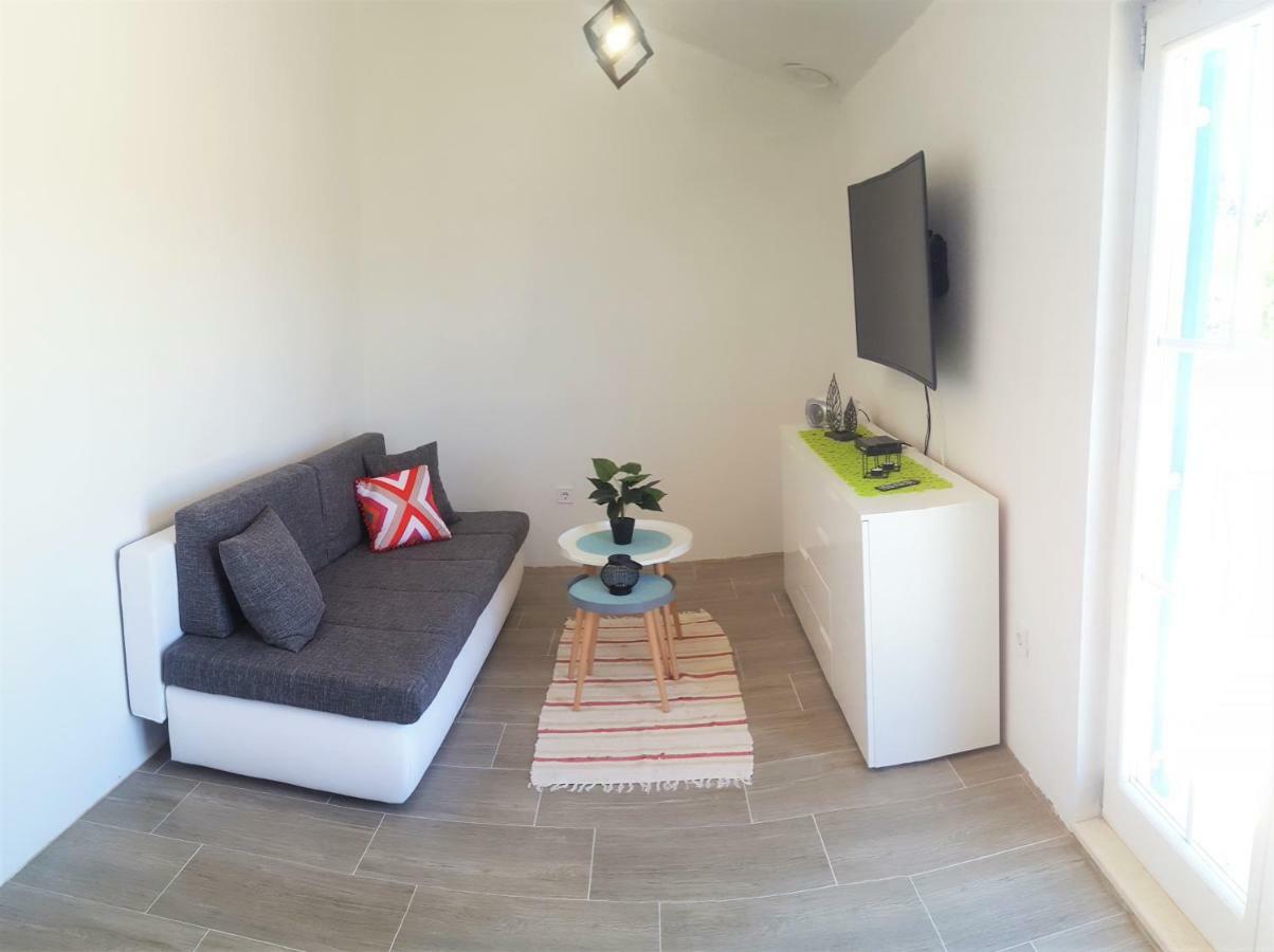 Apartment Svilan - Terrace With Sea View And Nature Zecevo Exterior photo